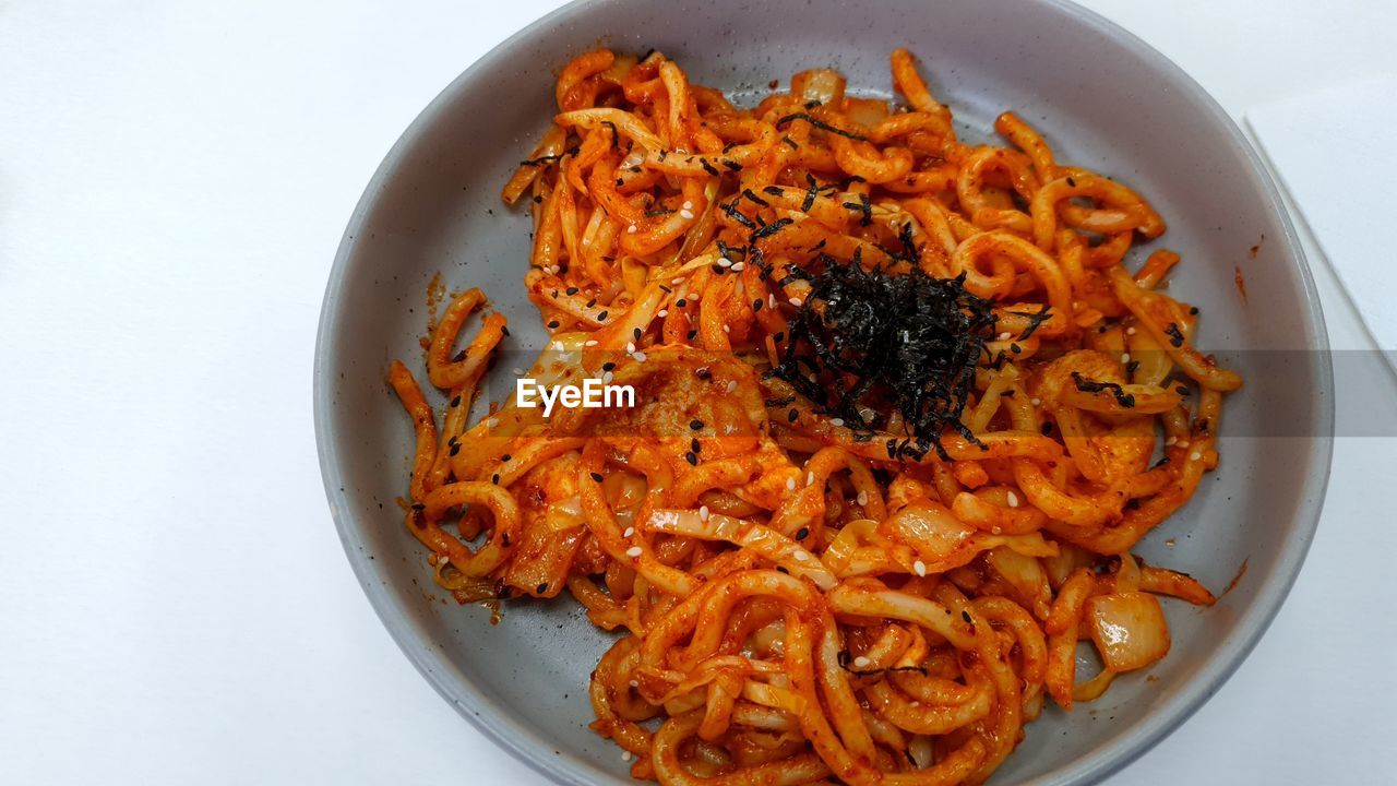 HIGH ANGLE VIEW OF FOOD IN BOWL