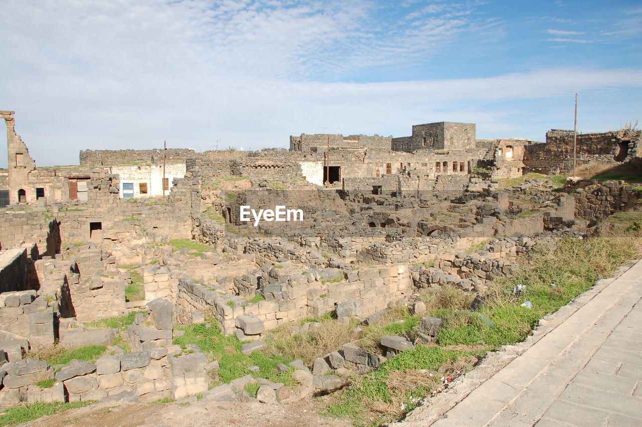 OLD RUINS OF BUILDING AGAINST SKY