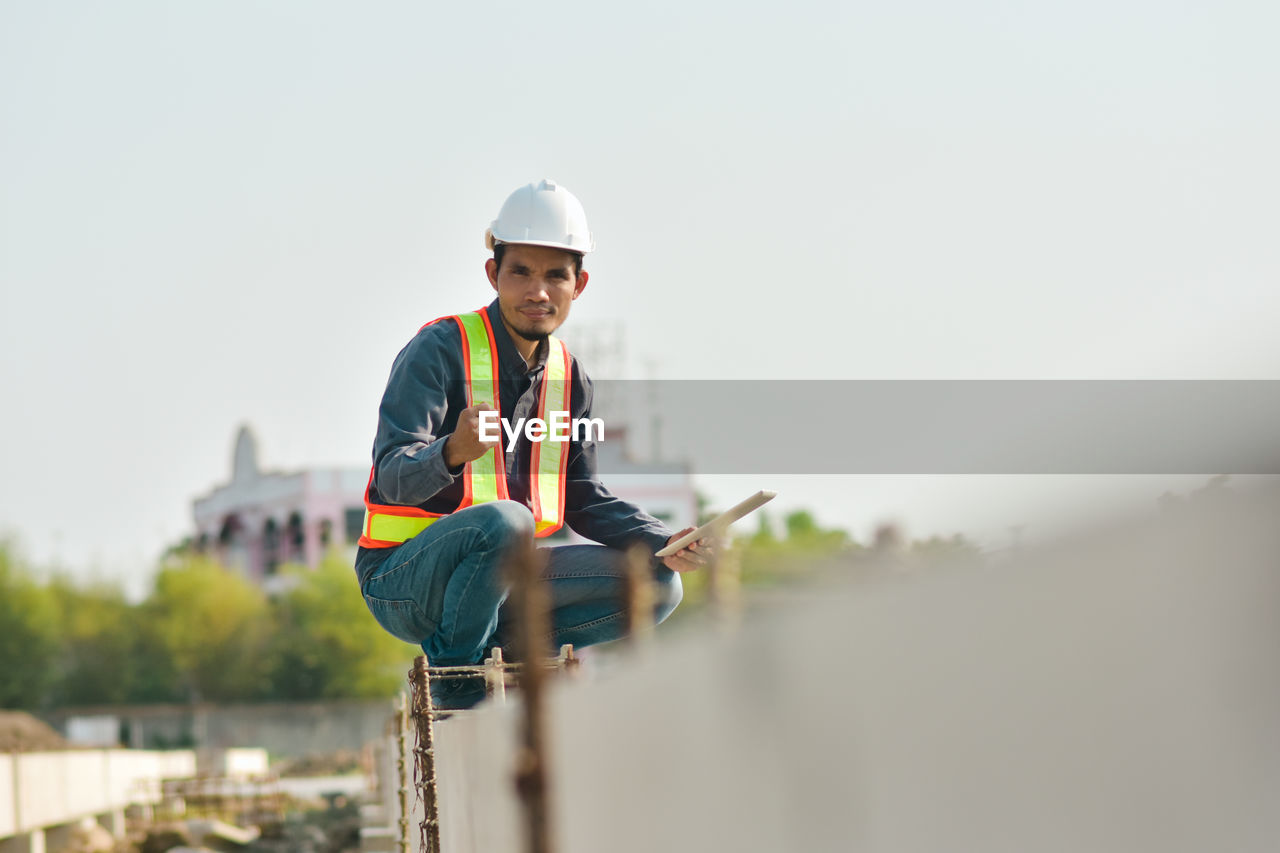 MAN WORKING IN CONSTRUCTION SITE