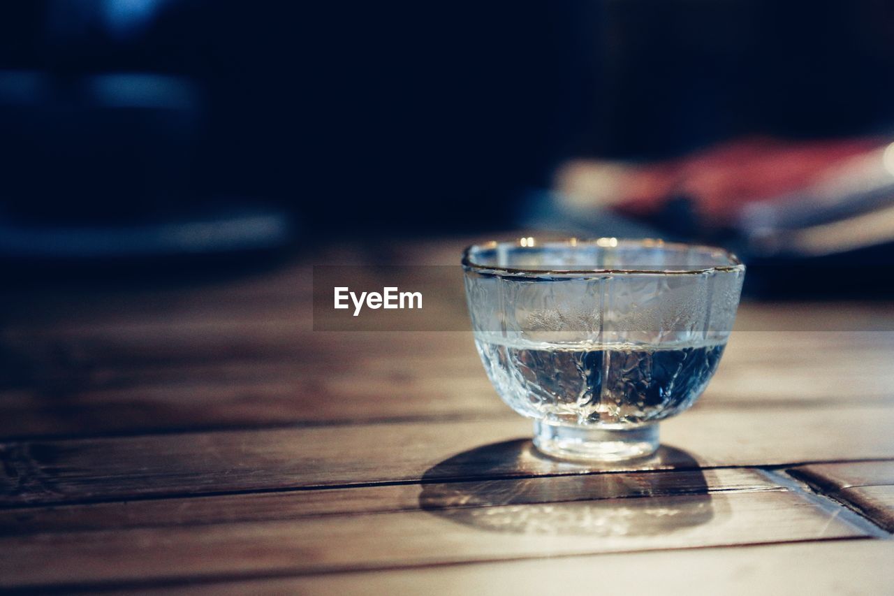 CLOSE-UP OF WINEGLASS ON TABLE