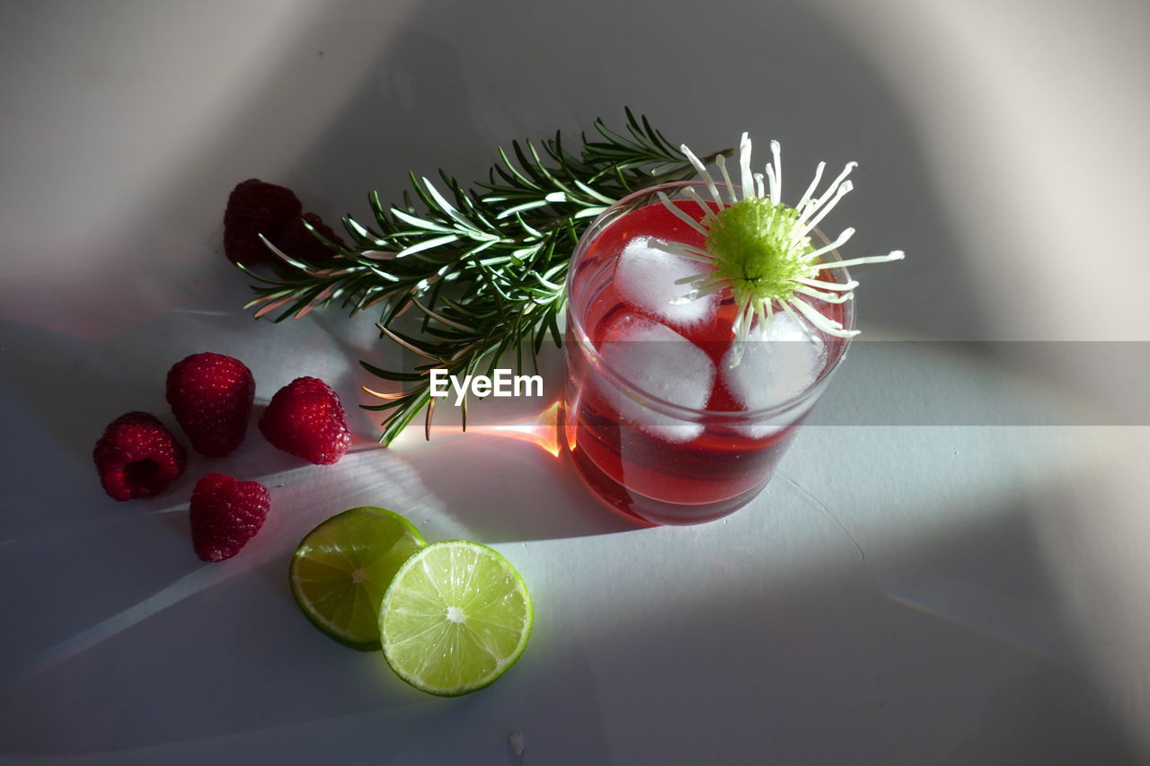HIGH ANGLE VIEW OF FRUIT ON TABLE