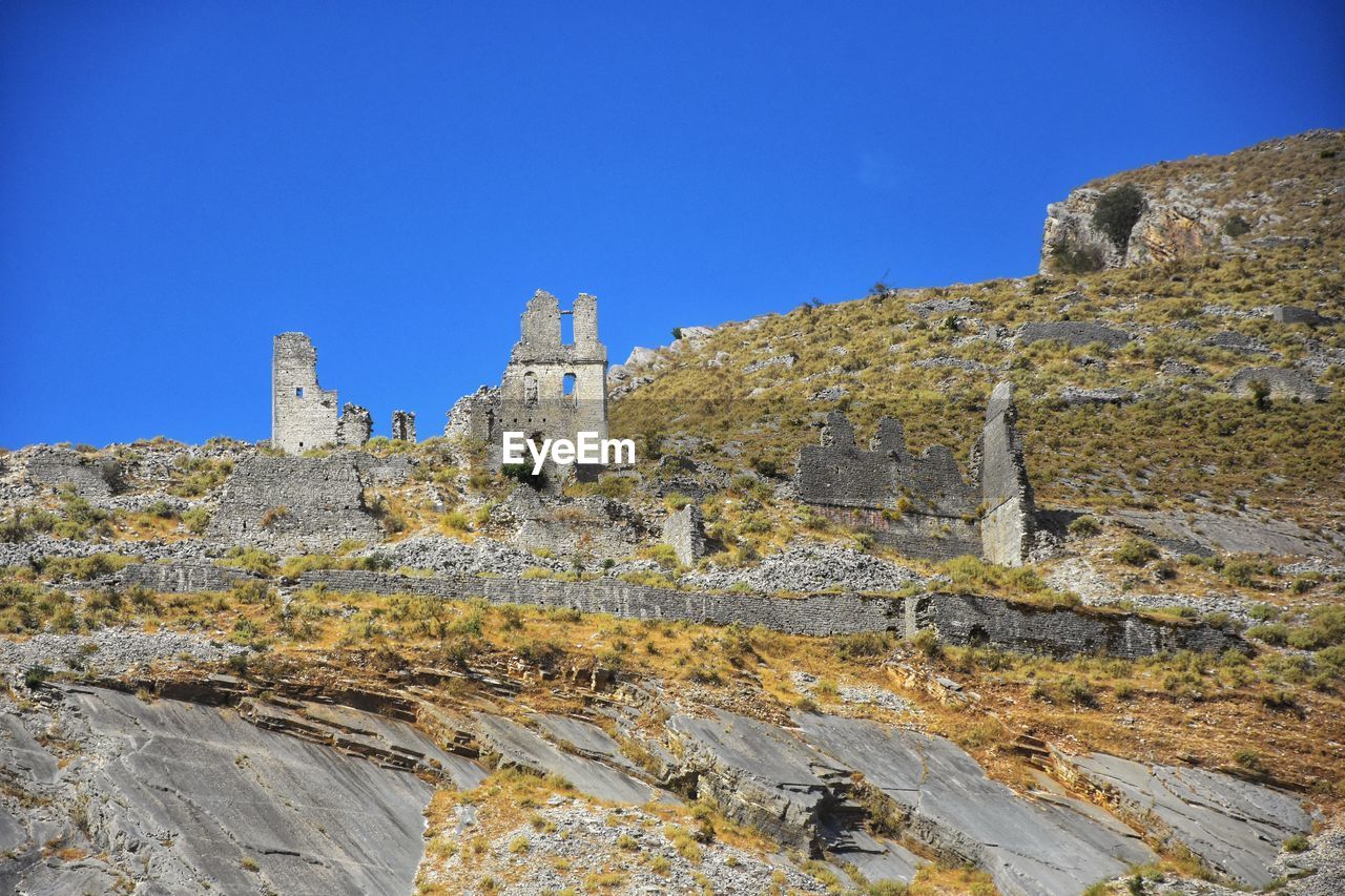 LOW ANGLE VIEW OF OLD RUINS