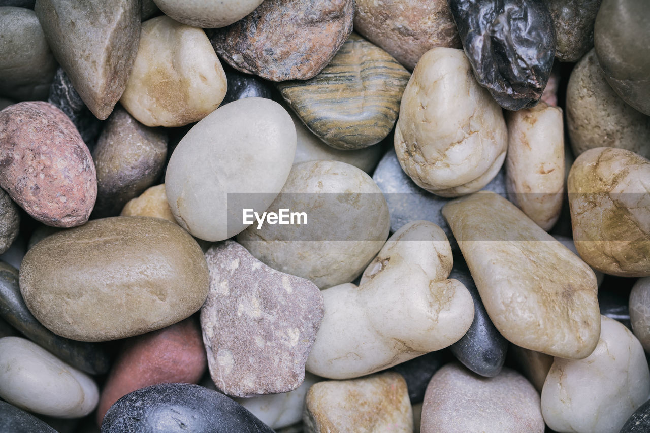 FULL FRAME SHOT OF PEBBLE AND PEBBLES