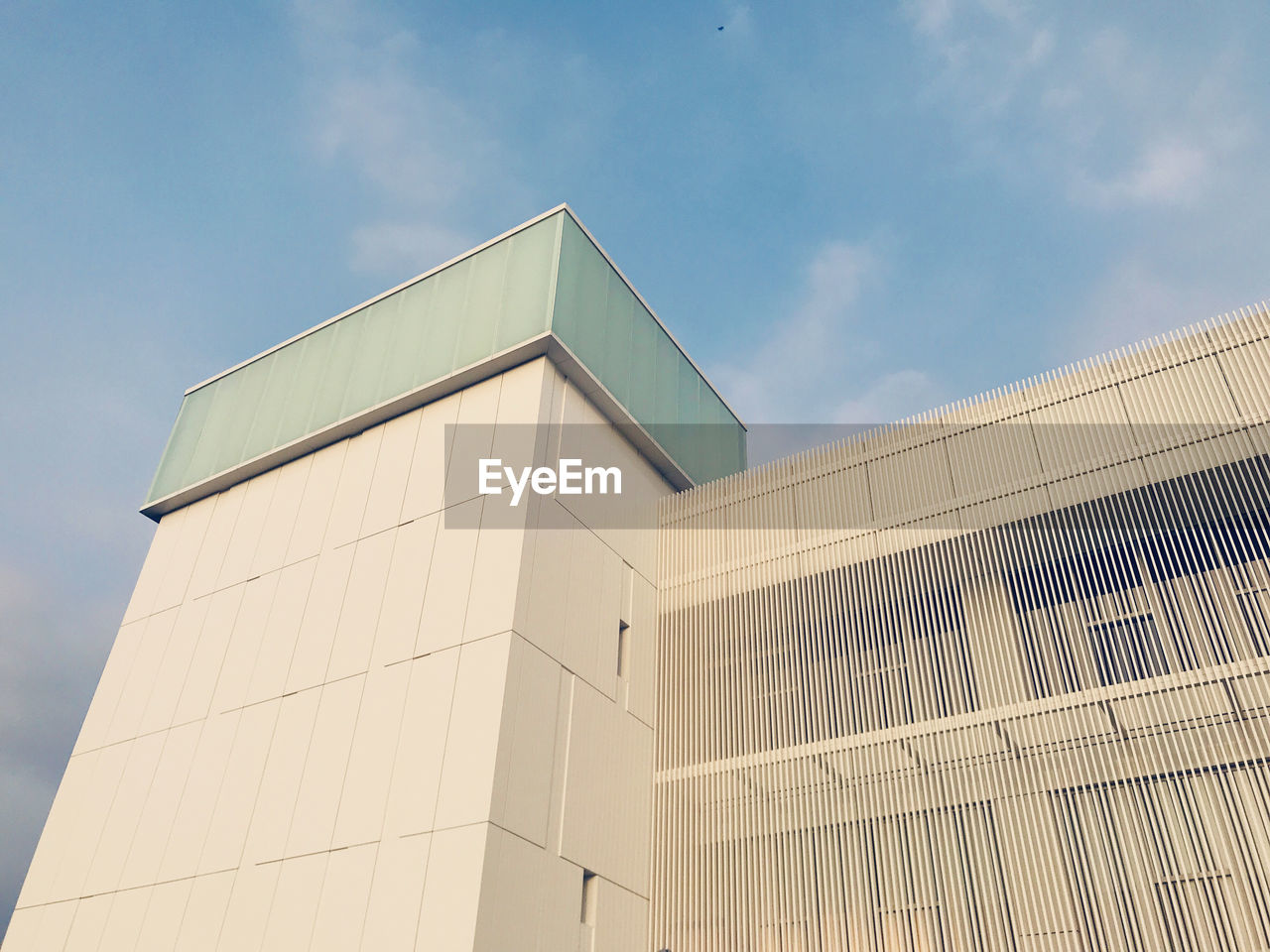 LOW ANGLE VIEW OF MODERN BUILDINGS AGAINST SKY