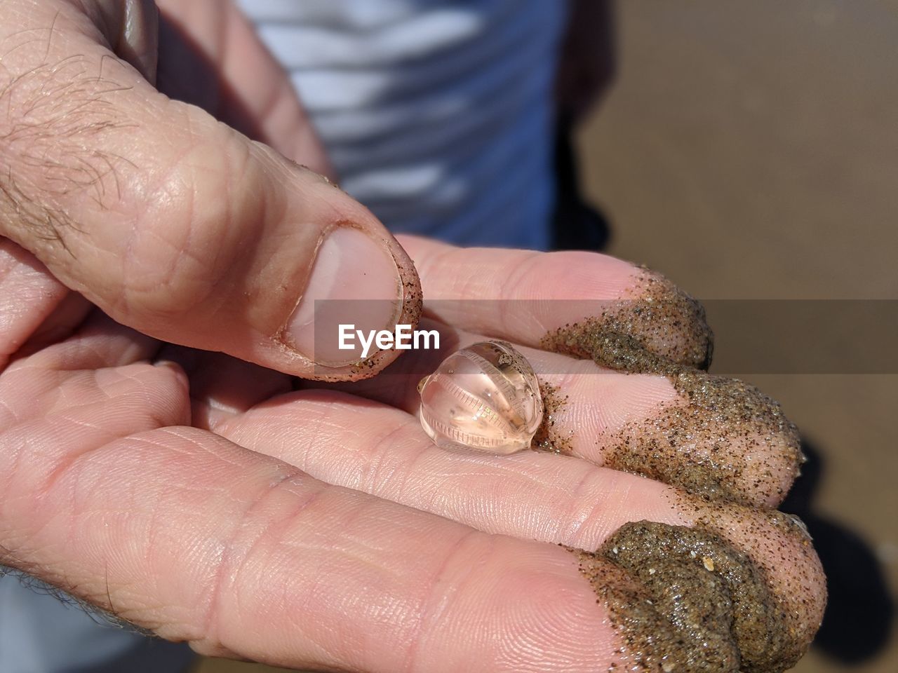 CLOSE-UP OF HAND HOLDING HANDS