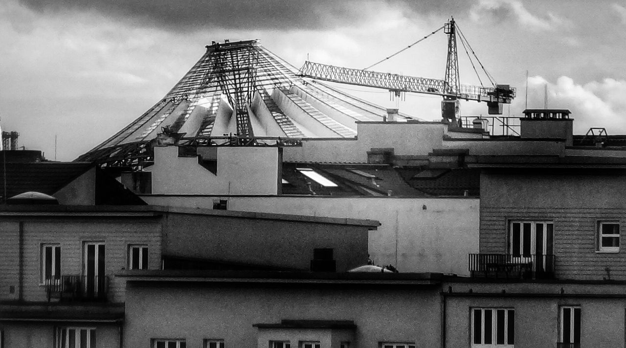 LOW ANGLE VIEW OF CRANES AGAINST SKY