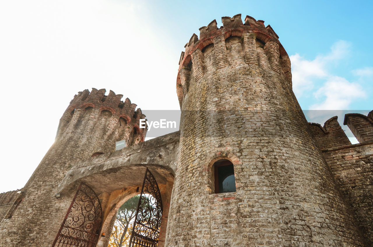 LOW ANGLE VIEW OF HISTORICAL BUILDING AGAINST SKY