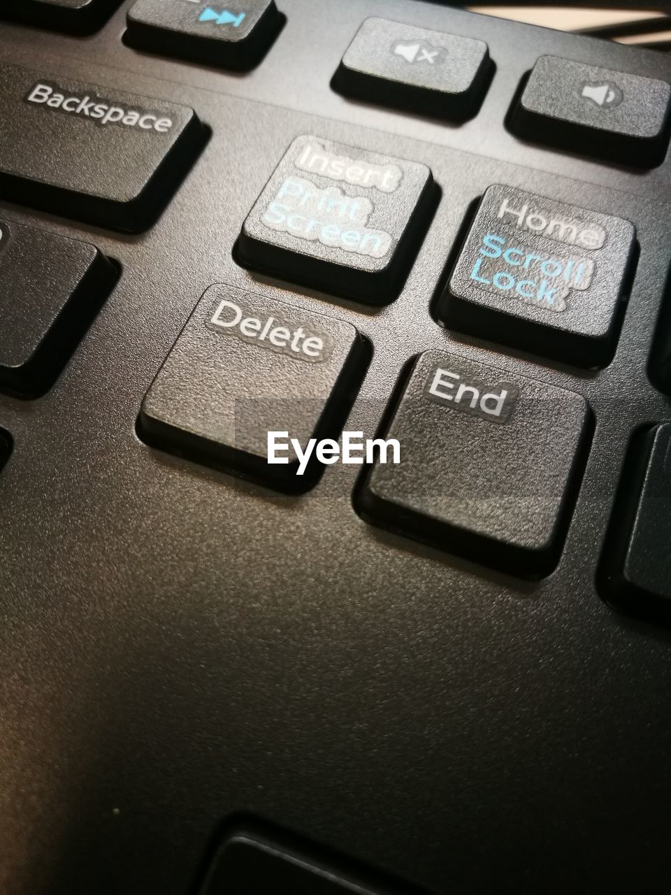 CLOSE-UP OF COMPUTER KEYBOARD