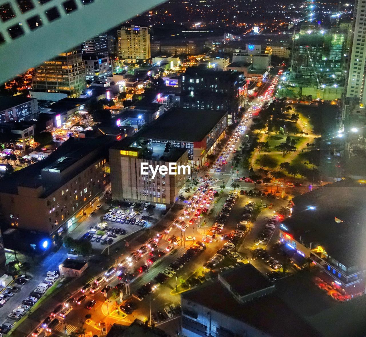 HIGH ANGLE VIEW OF TRAFFIC ON ROAD