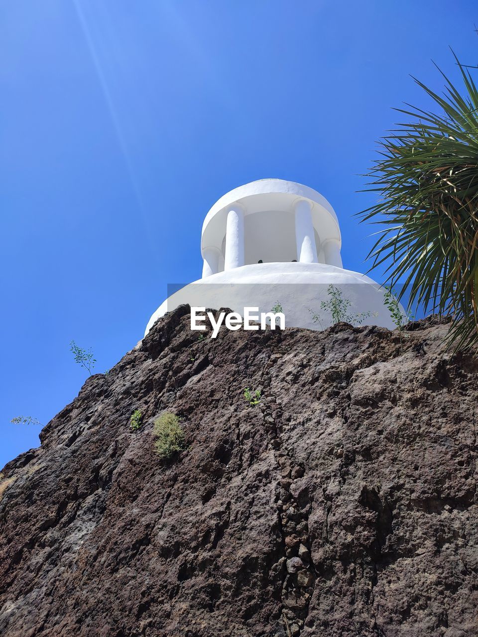 LOW ANGLE VIEW OF BUILDING AGAINST BLUE SKY