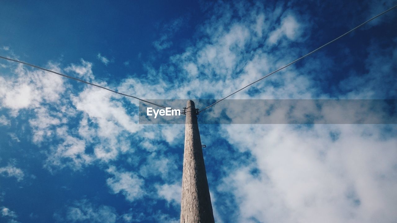 LOW ANGLE VIEW OF VAPOR TRAILS AGAINST BLUE SKY