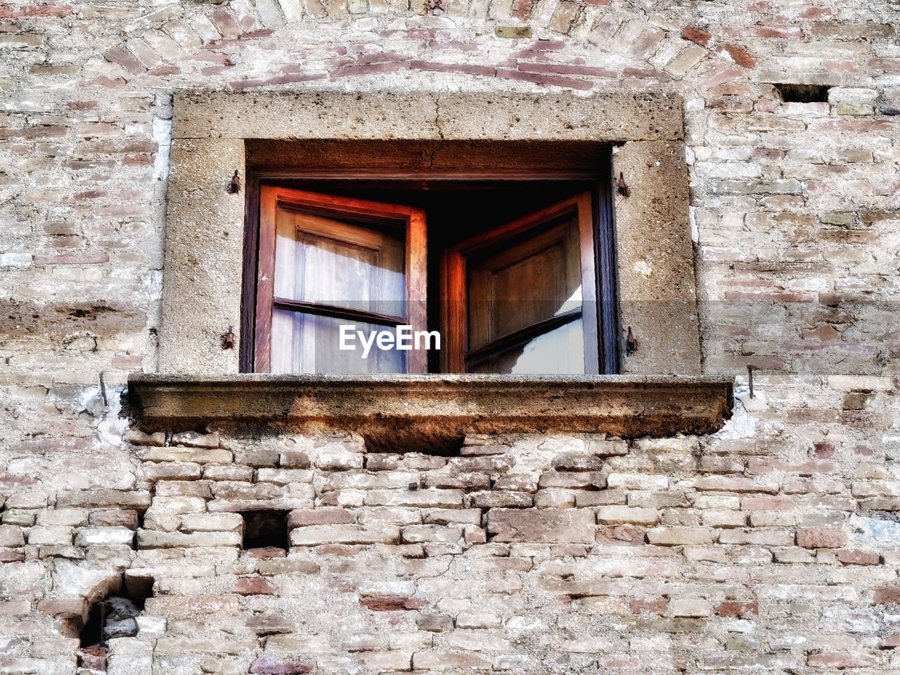 LOW ANGLE VIEW OF WINDOW IN BUILDING