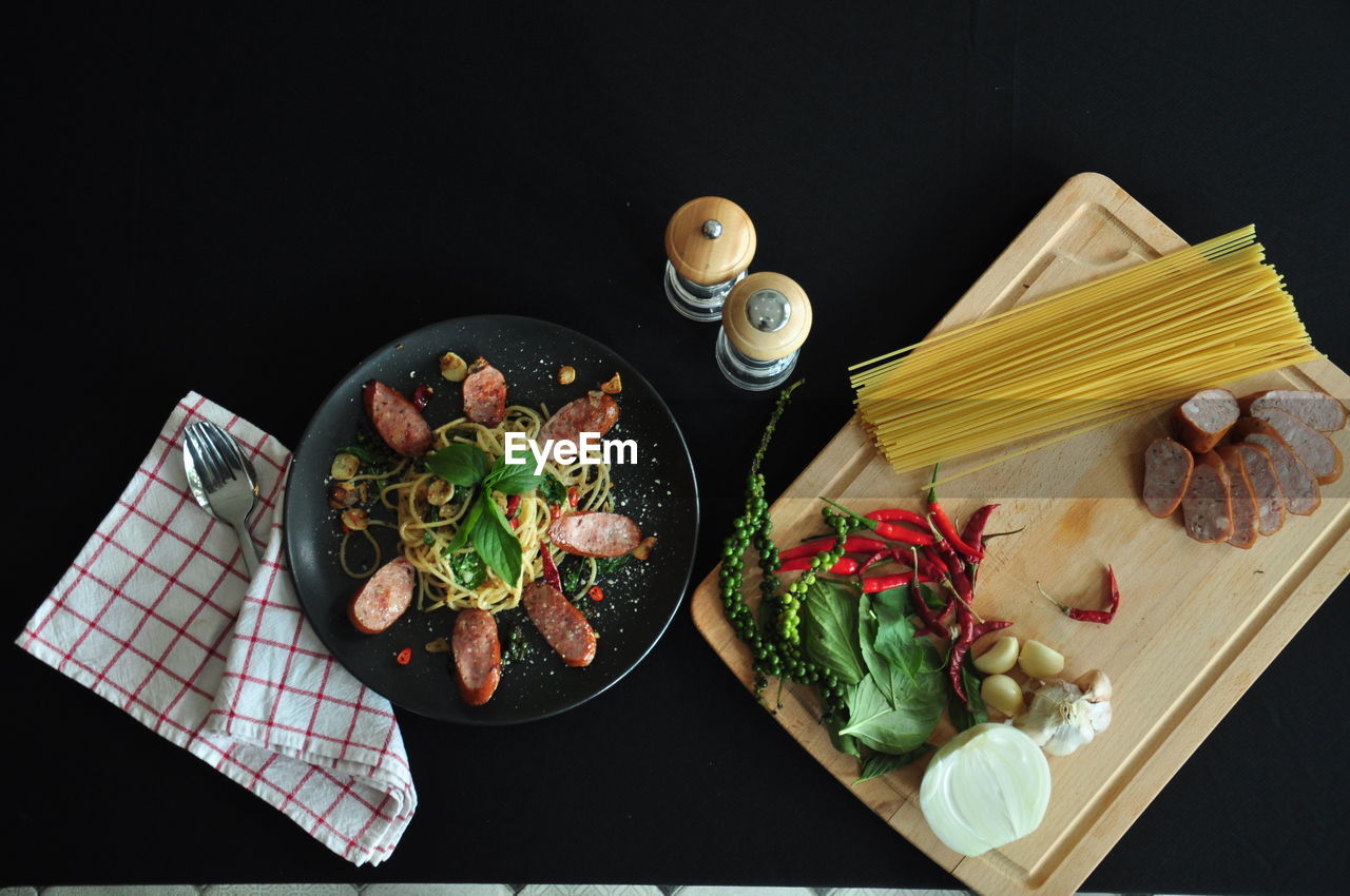 HIGH ANGLE VIEW OF FOOD ON CUTTING BOARD ON TABLE