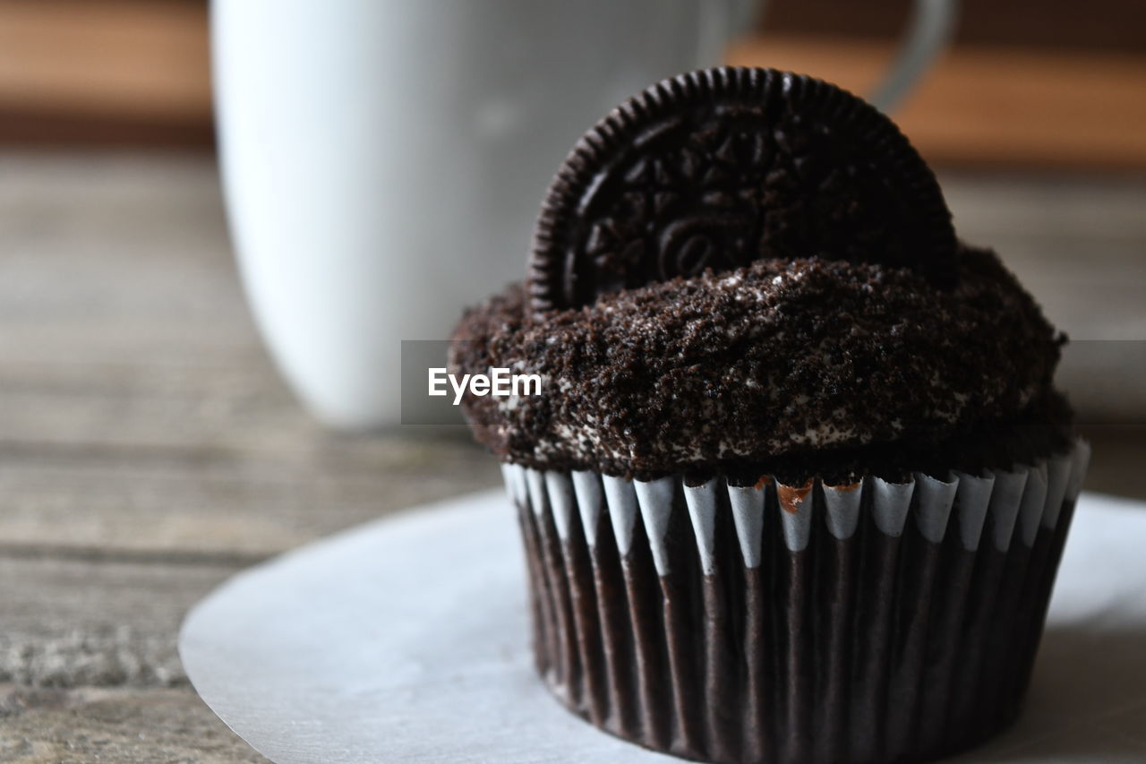 CLOSE-UP OF CUPCAKES IN PLATE