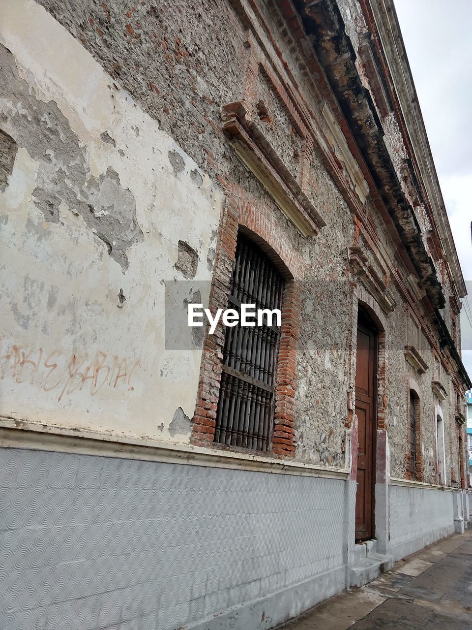 LOW ANGLE VIEW OF HISTORICAL BUILDING