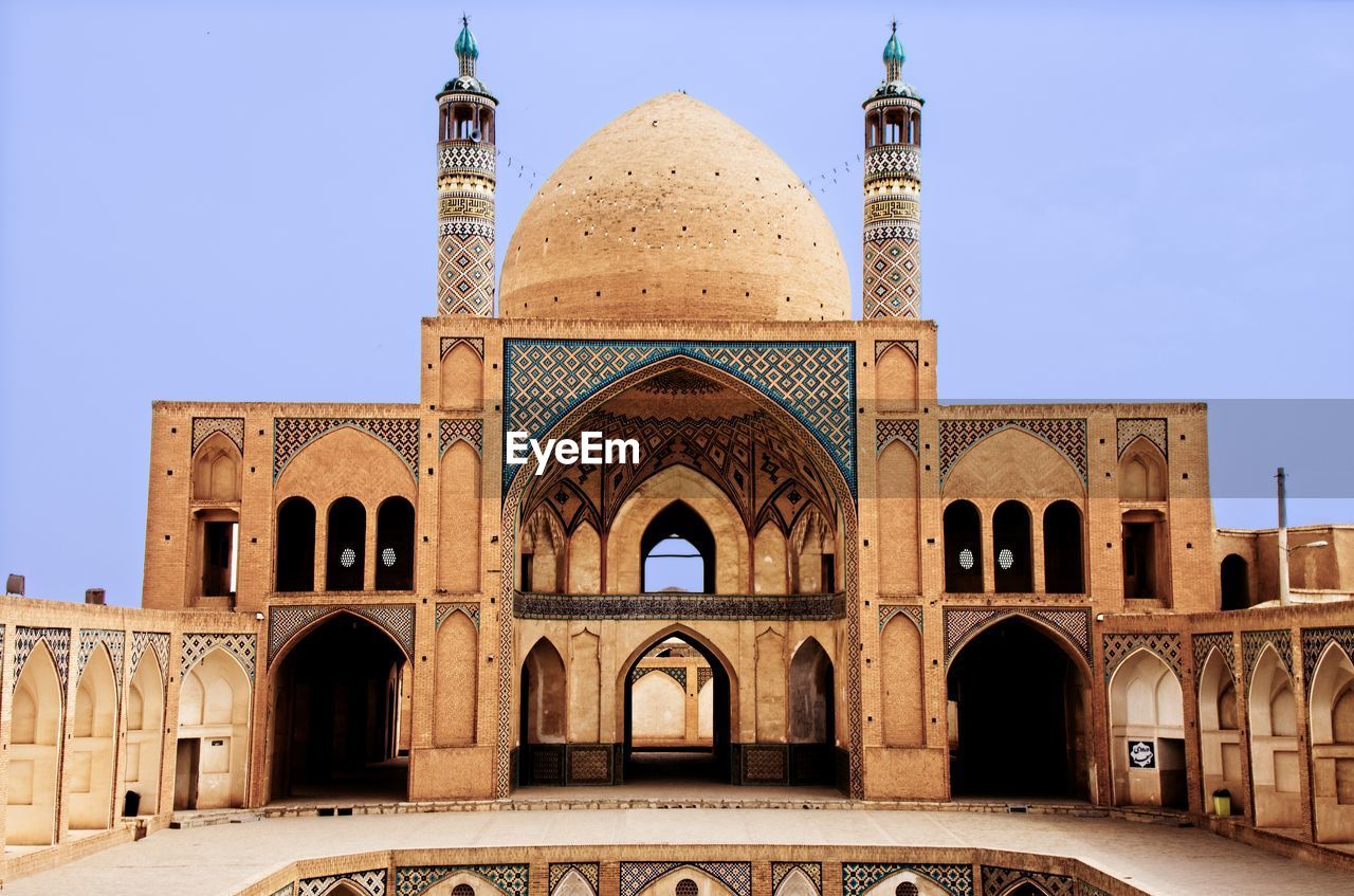 Masjed-e agha borzog, is a 19th-century mosque in kashan. it includes a large sunken courtyard