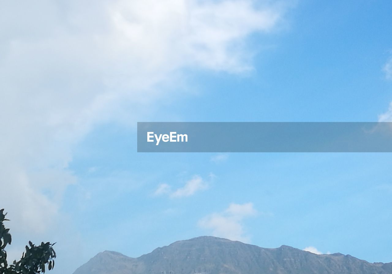 LOW ANGLE VIEW OF MOUNTAIN RANGE AGAINST SKY