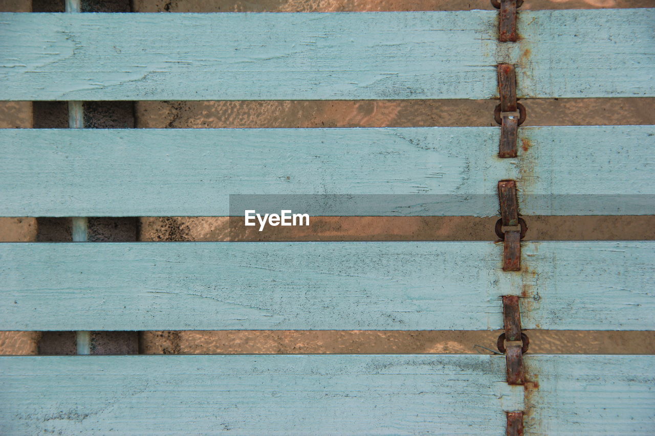 FULL FRAME SHOT OF WOODEN STRUCTURE