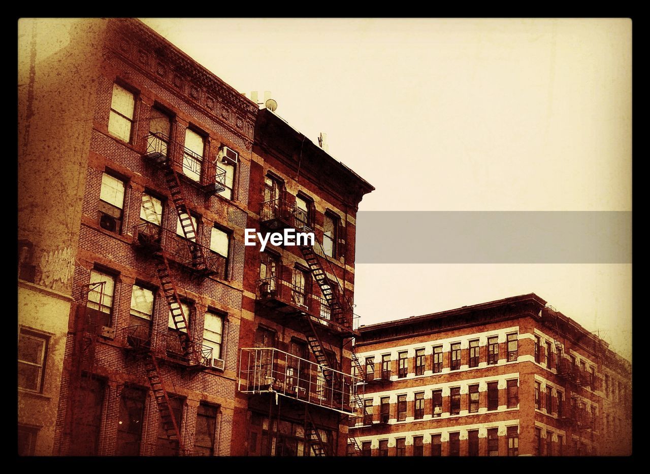 LOW ANGLE VIEW OF BUILDINGS AGAINST SKY