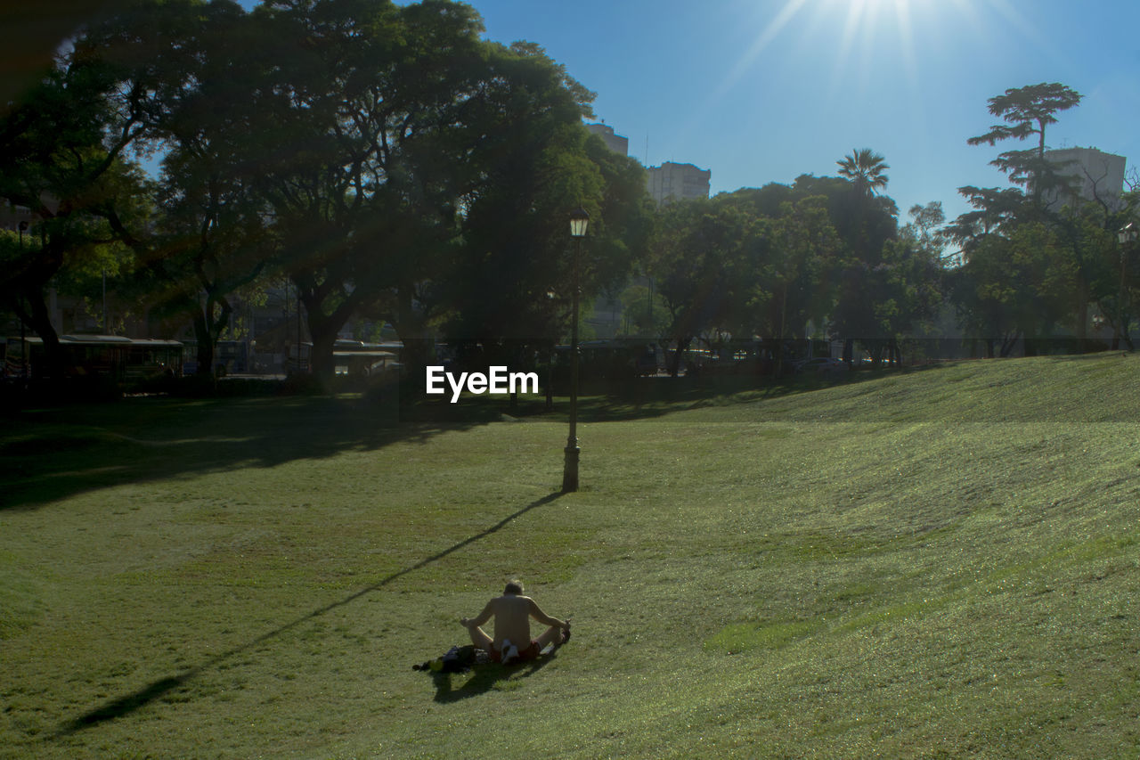 Here comes the sun Sun Eyemphotography EyEmNewHere Photography Photo Pic Picture Minimalism Minimal Alone Men Photographer Buenosaires Composition Streetphotography Tree Sunlight City Full Length Sky Grass Landscape Tranquility Tranquil Scene