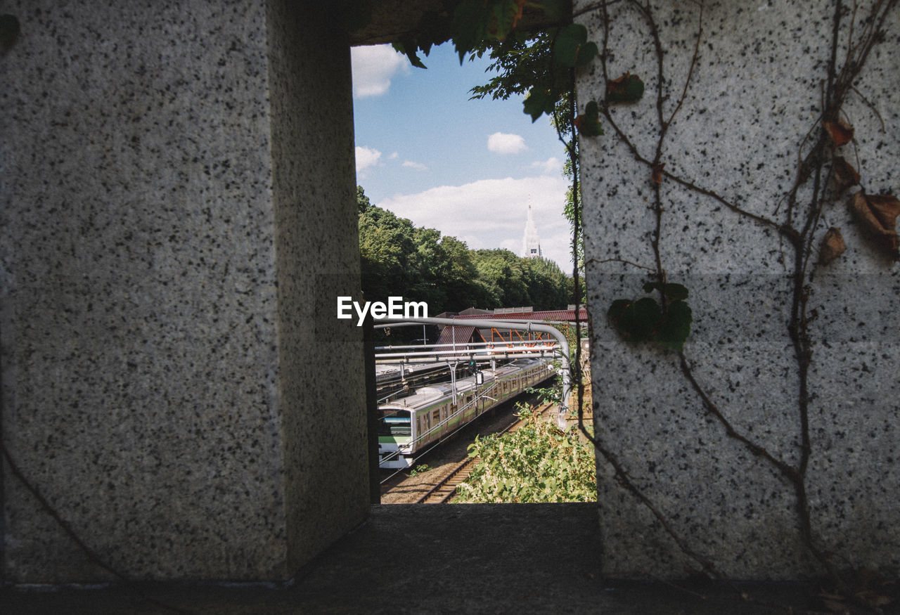 VIEW OF EMPTY RAILROAD TRACKS AGAINST SKY