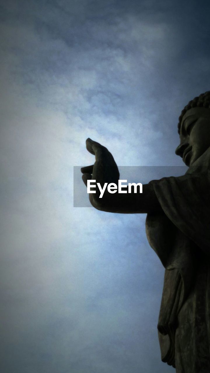 LOW ANGLE VIEW OF STATUE AGAINST SKY