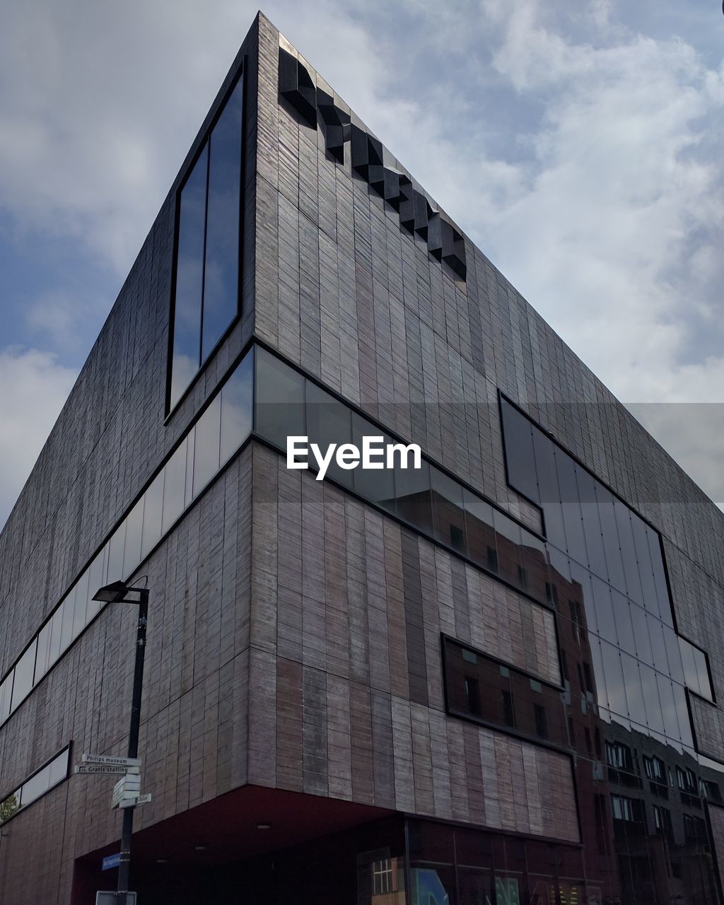 LOW ANGLE VIEW OF GLASS BUILDING AGAINST SKY