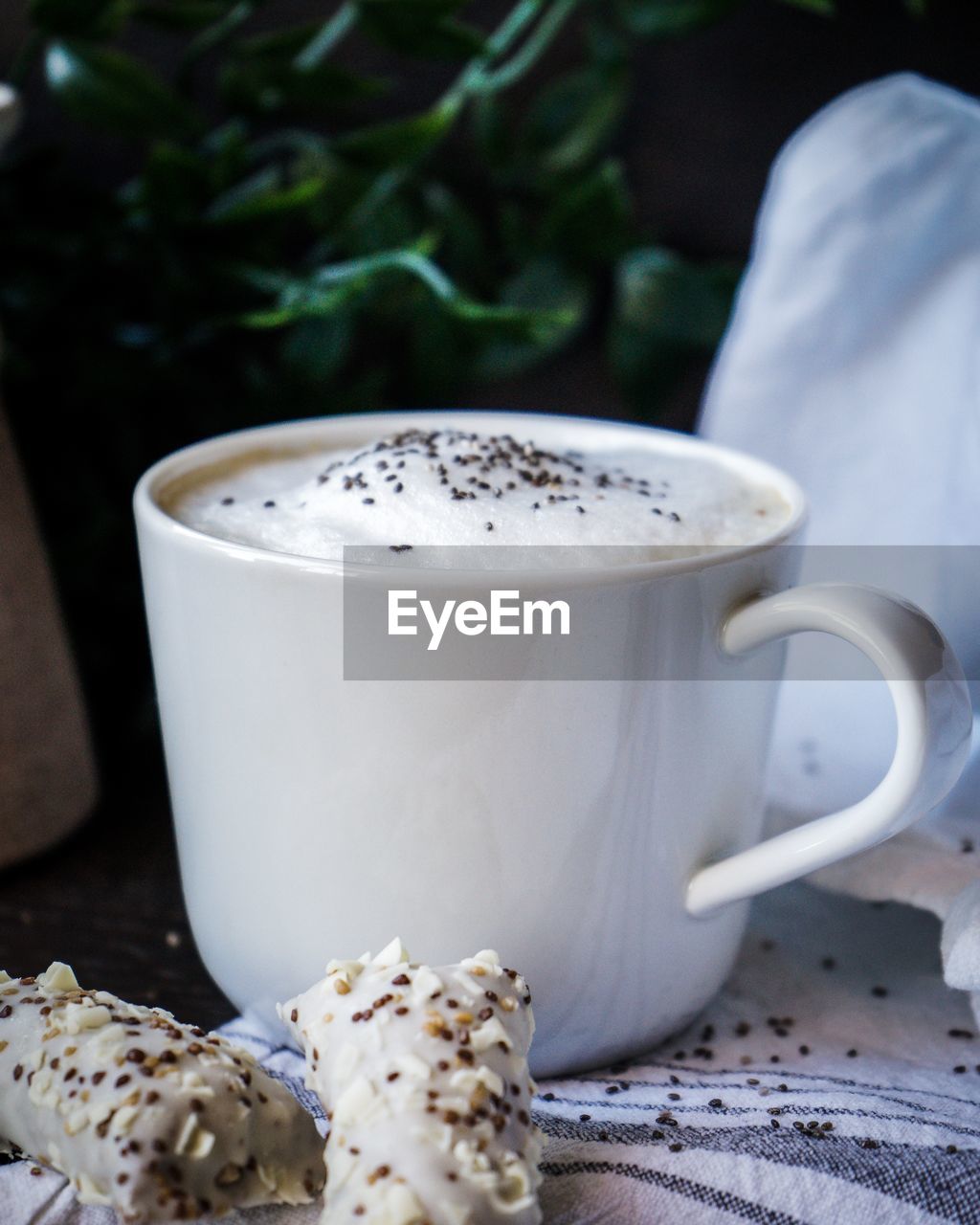 CLOSE-UP OF COFFEE CUP WITH CAPPUCCINO