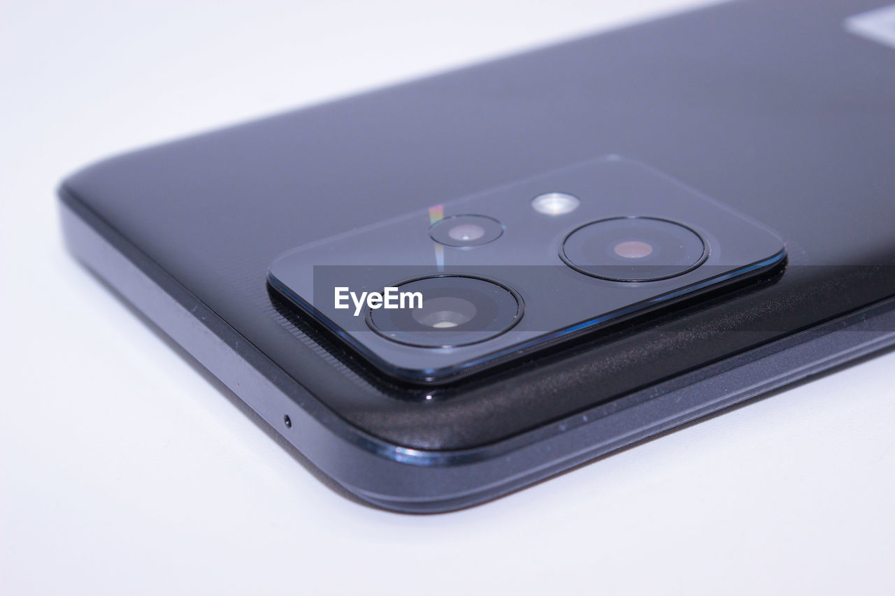 technology, wireless technology, communication, smartphone, portable information device, white background, mobile phone, studio shot, portability, close-up, indoors, cut out, no people, multimedia, gadget, equipment