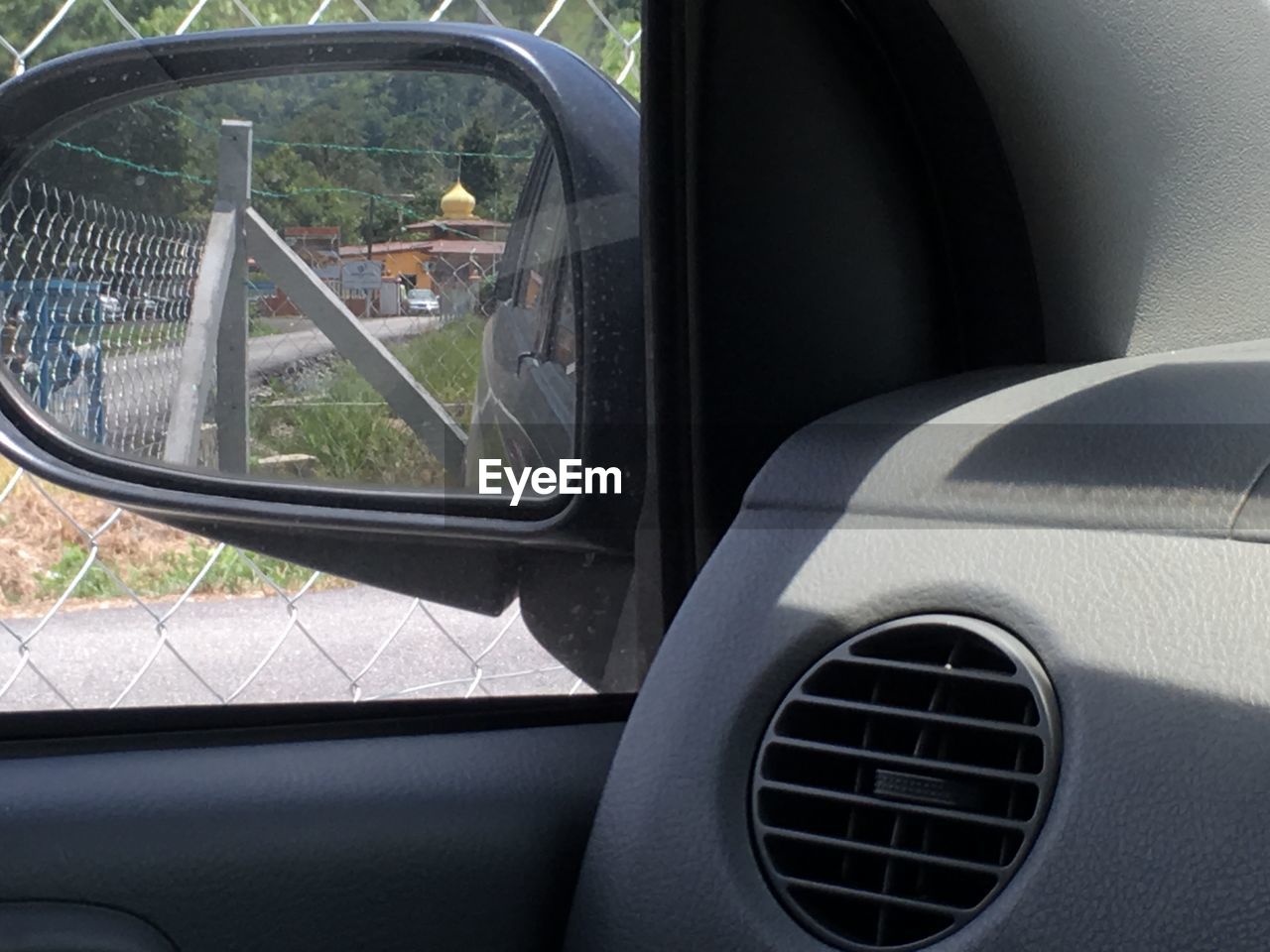 REFLECTION OF CAR ON SIDE-VIEW MIRROR OF VEHICLE