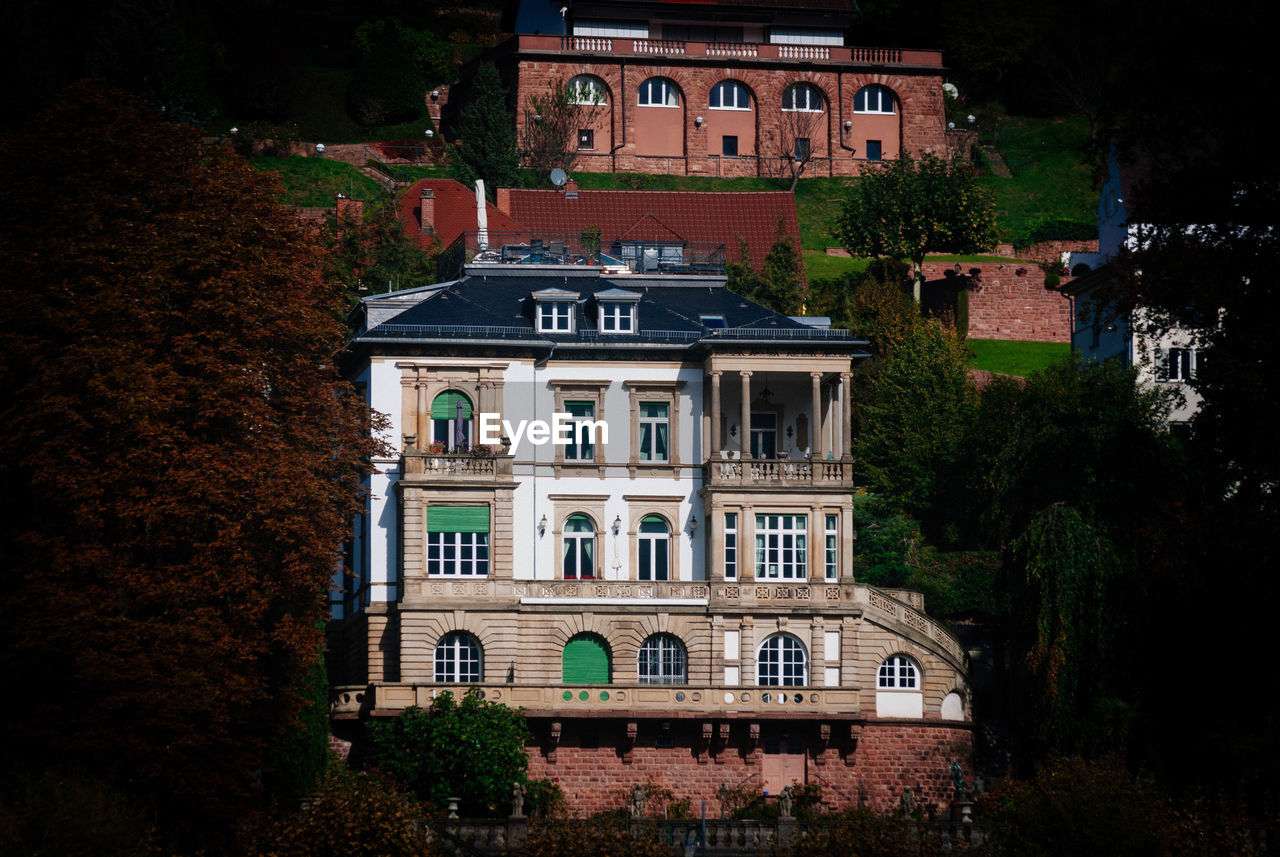 HIGH ANGLE VIEW OF BUILDING IN CITY