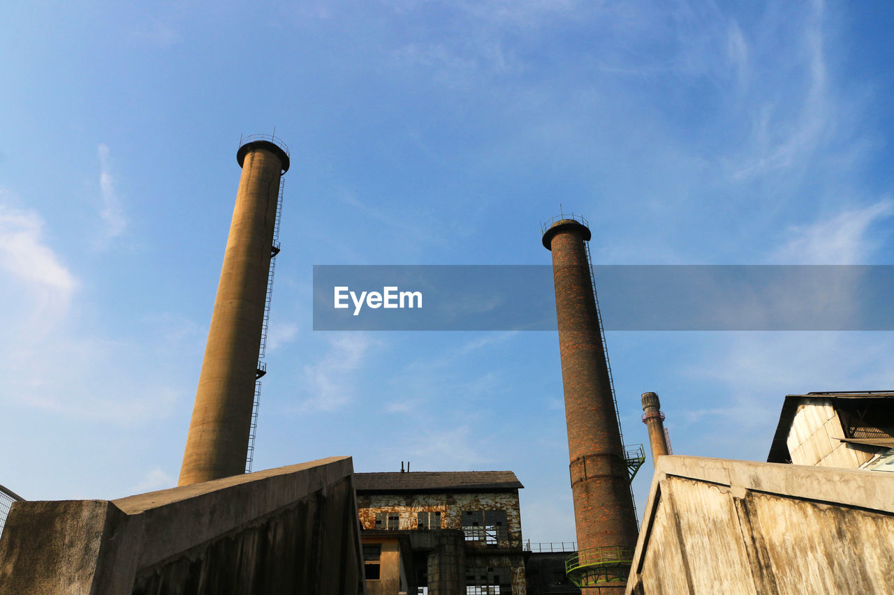 LOW ANGLE VIEW OF ABANDONED FACTORY AGAINST SKY