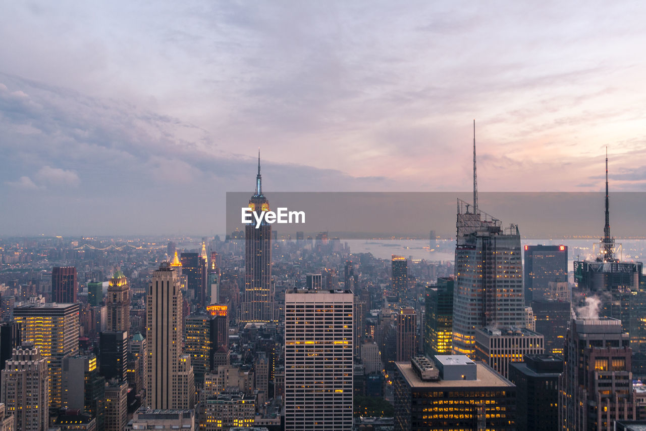 AERIAL VIEW OF BUILDINGS IN CITY