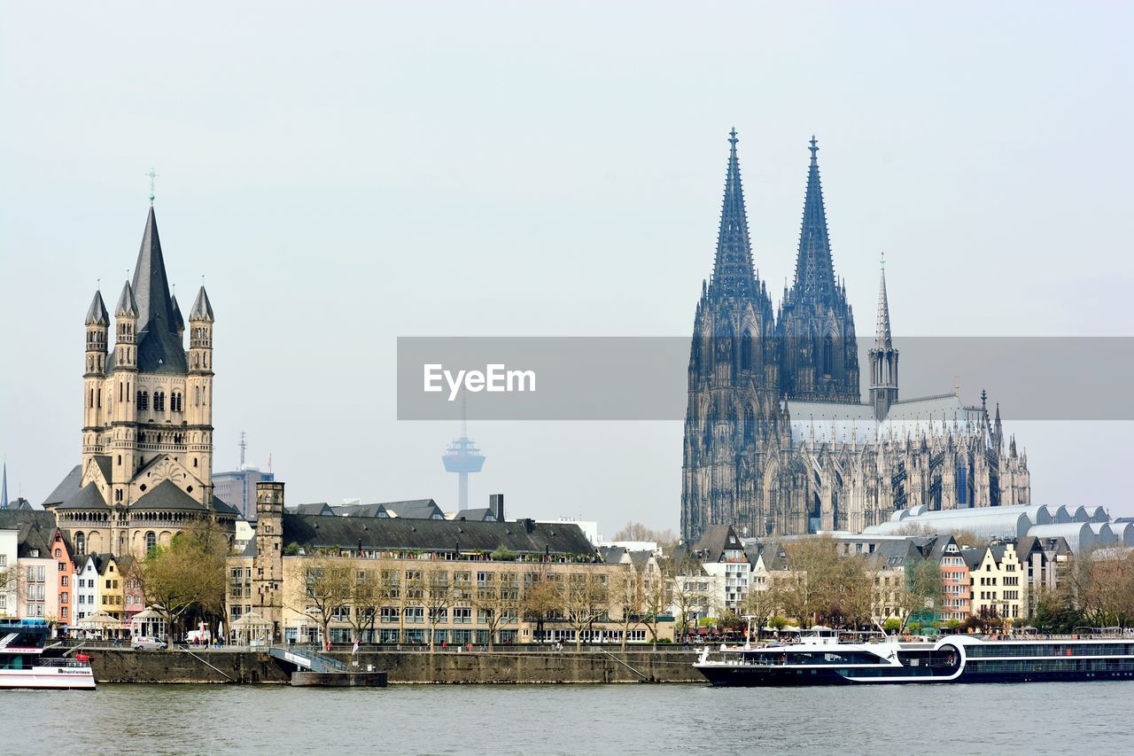 VIEW OF BUILDINGS BY RIVER IN CITY