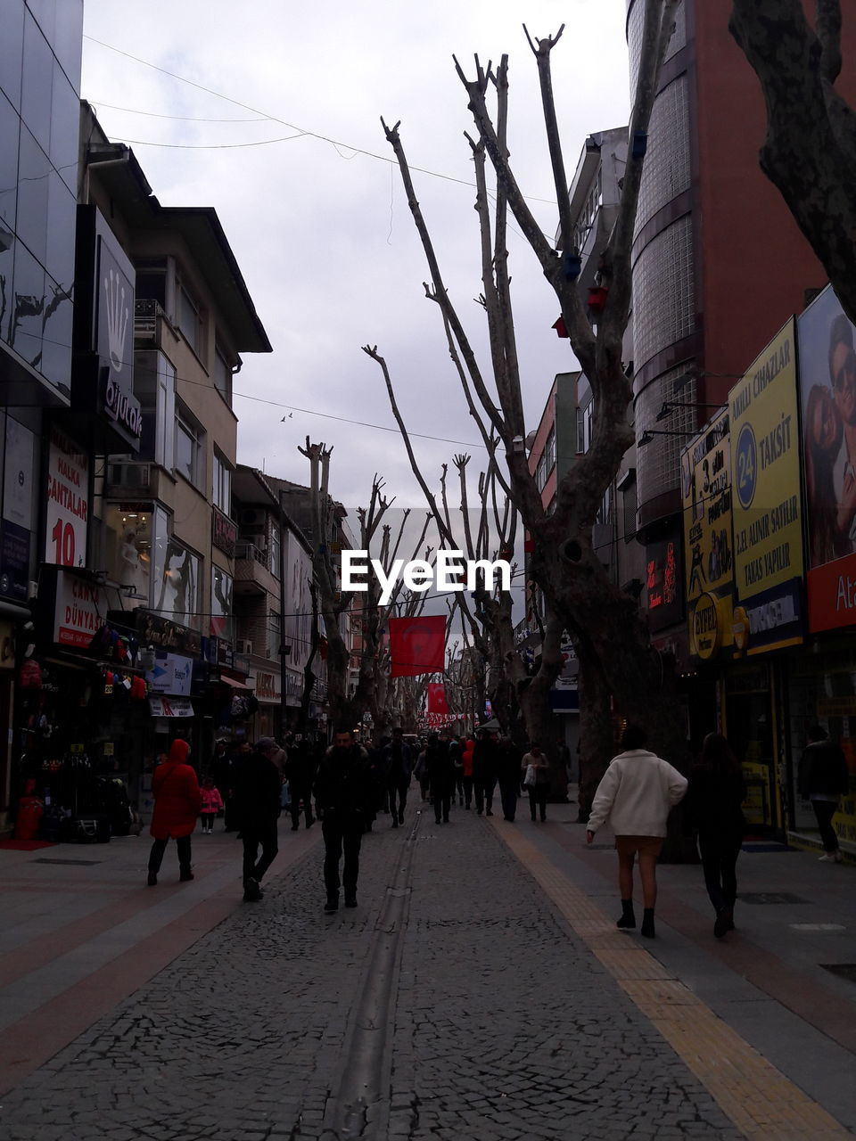 PEOPLE WALKING ON STREET IN CITY