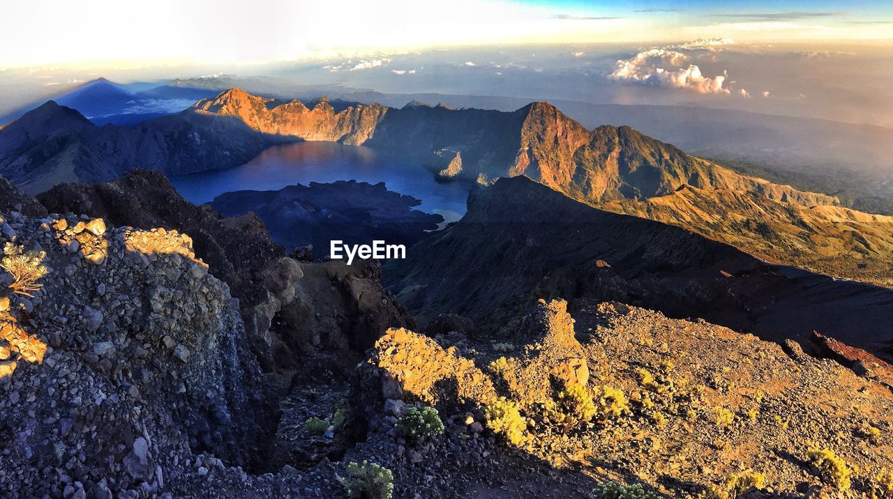 SCENIC VIEW OF MOUNTAIN RANGE