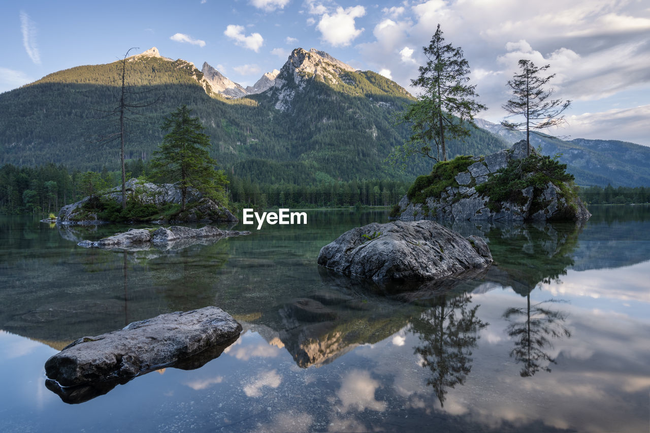 SCENIC VIEW OF LAKE AGAINST MOUNTAINS