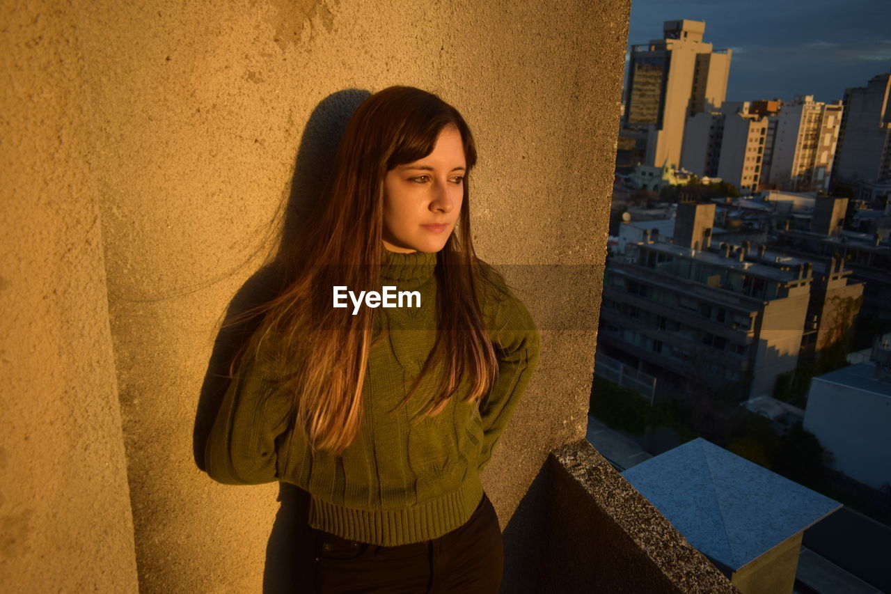 PORTRAIT OF A BEAUTIFUL YOUNG WOMAN