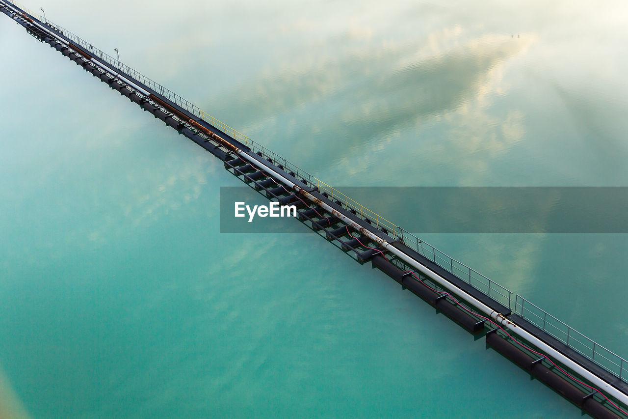 HIGH ANGLE VIEW OF SHIP IN WATER