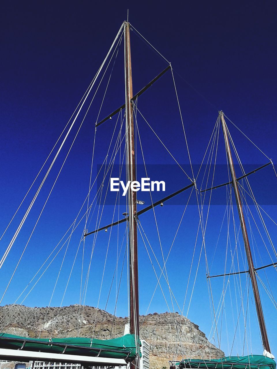 LOW ANGLE VIEW OF SAILBOAT AGAINST CLEAR SKY