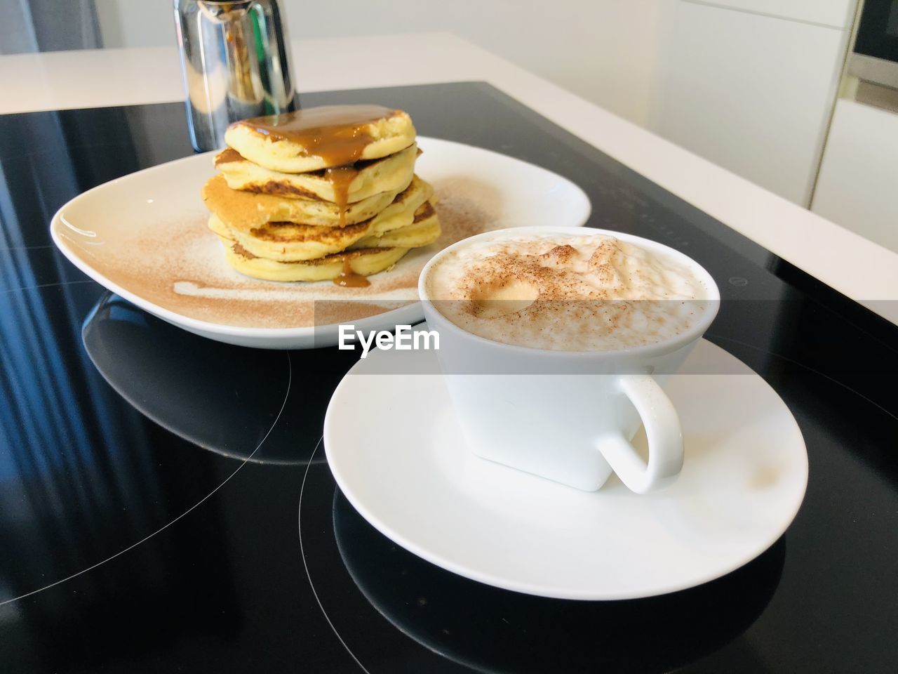 CLOSE-UP OF COFFEE CUP AND CAKE