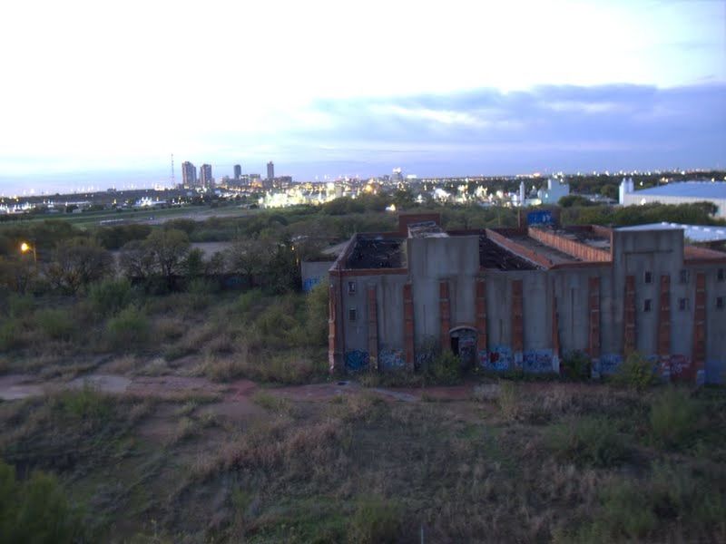 VIEW OF CITYSCAPE AGAINST SKY