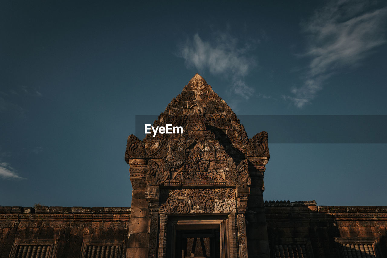 LOW ANGLE VIEW OF TEMPLE BUILDING AGAINST SKY