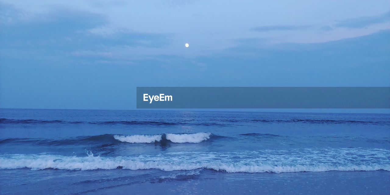 SCENIC VIEW OF SEA AGAINST SKY AT DUSK