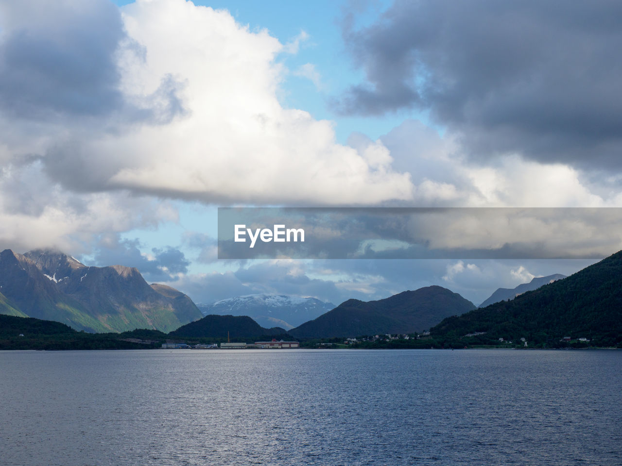 SCENIC VIEW OF LAKE AGAINST MOUNTAINS