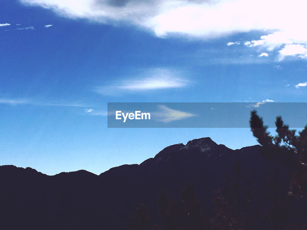 LOW ANGLE VIEW OF SILHOUETTE MOUNTAINS AGAINST SKY