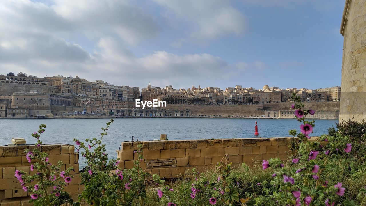 SCENIC VIEW OF SEA AGAINST BUILDINGS