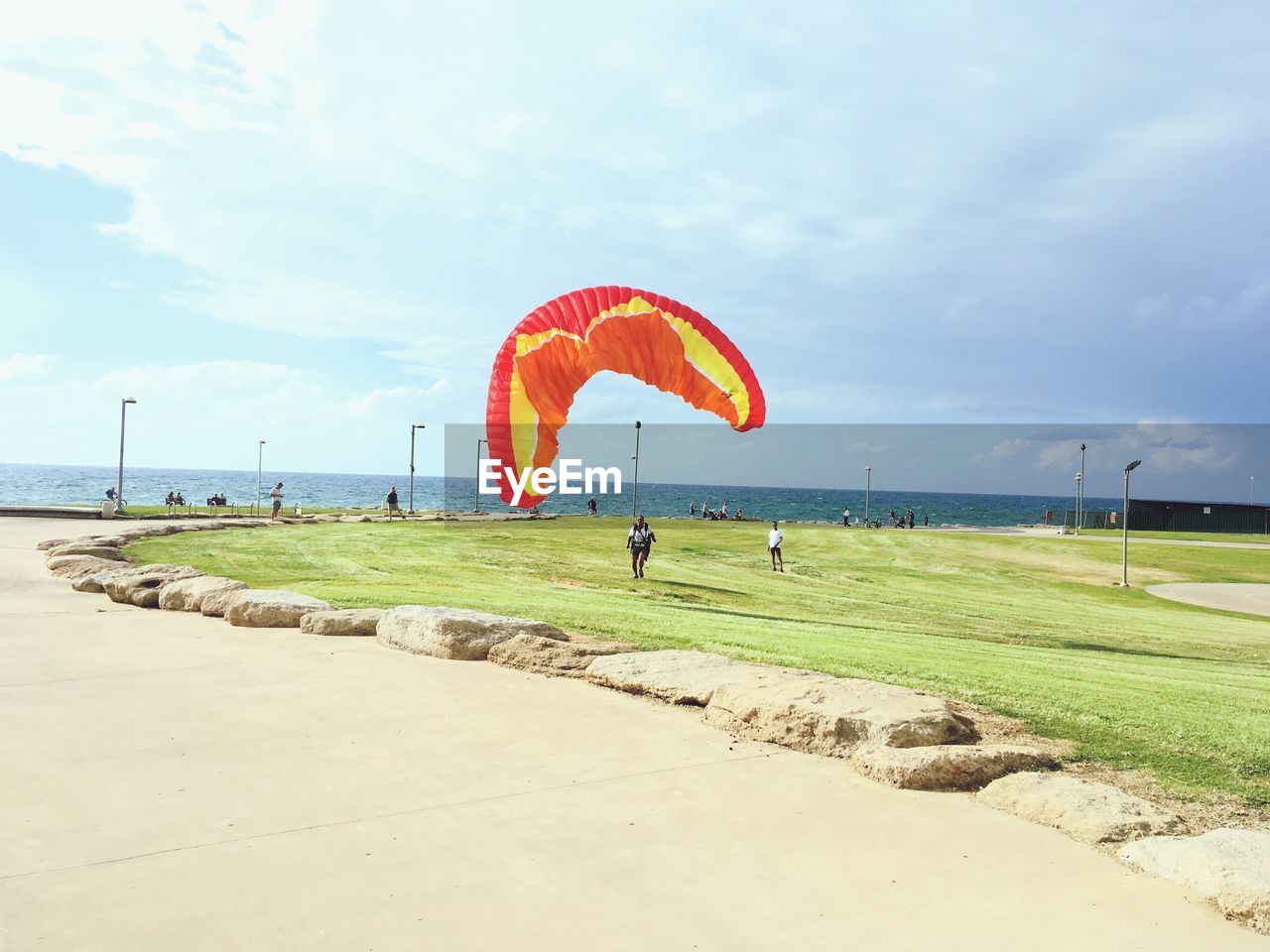 SCENIC VIEW OF SEA BY SHORE AGAINST SKY