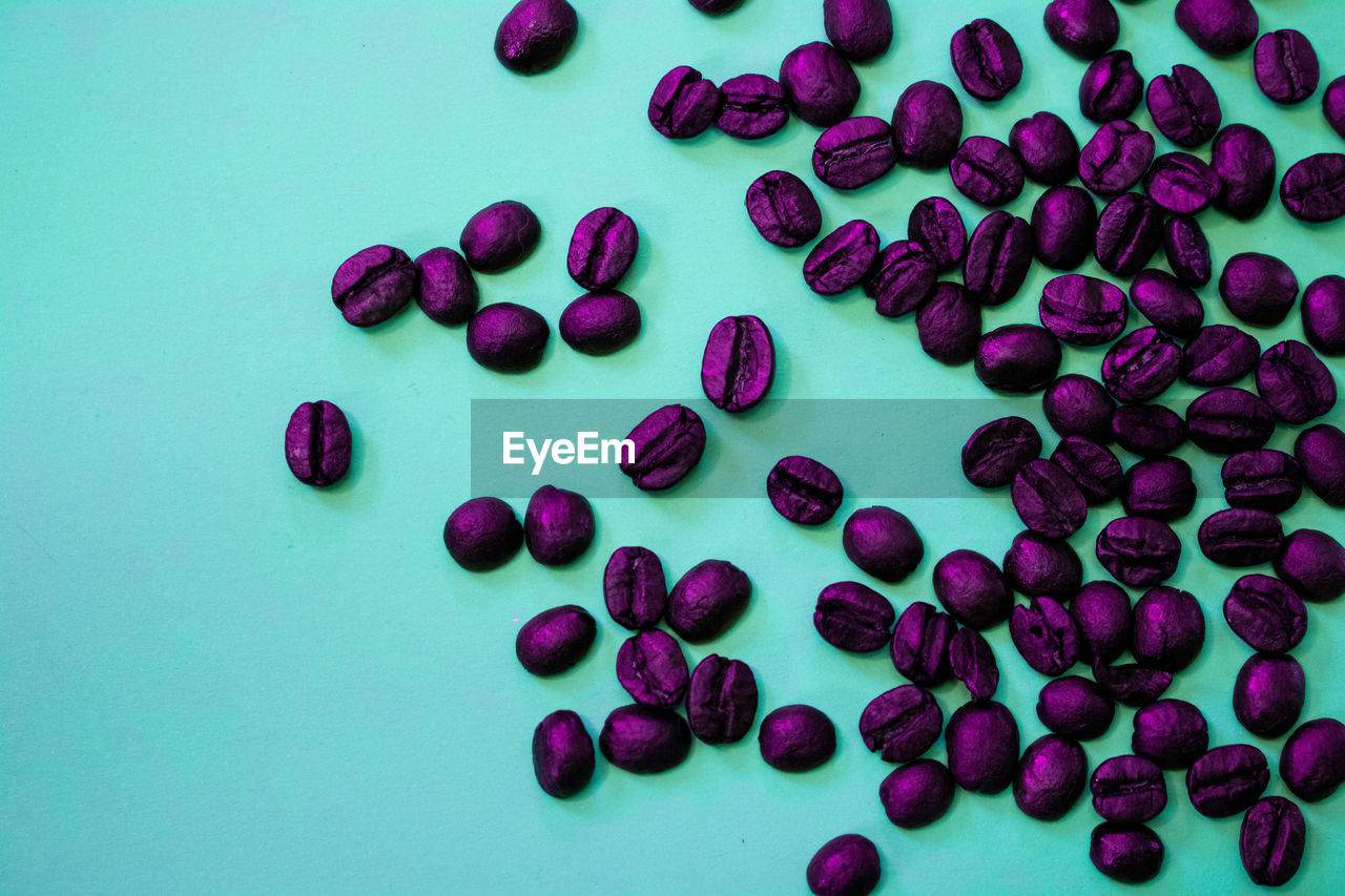 DIRECTLY ABOVE SHOT OF PURPLE BERRIES ON TABLE