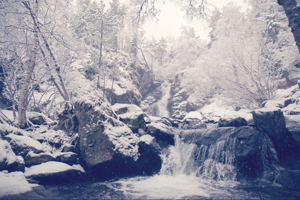 SCENIC VIEW OF RIVER FLOWING THROUGH ROCKS